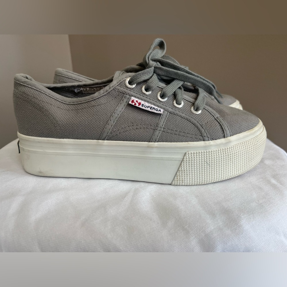 Superga platform sneaker. Grey.